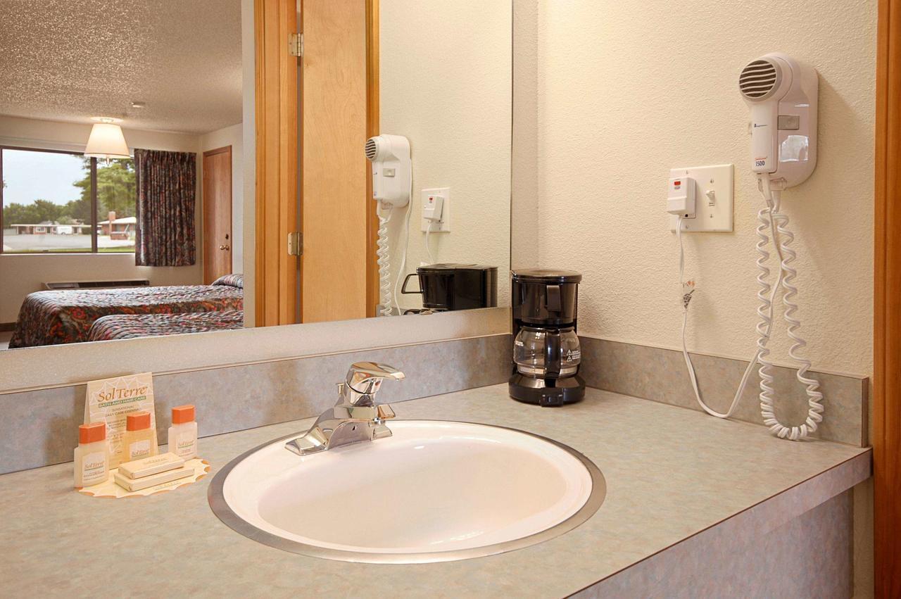 Days Inn By Wyndham Richland Room photo